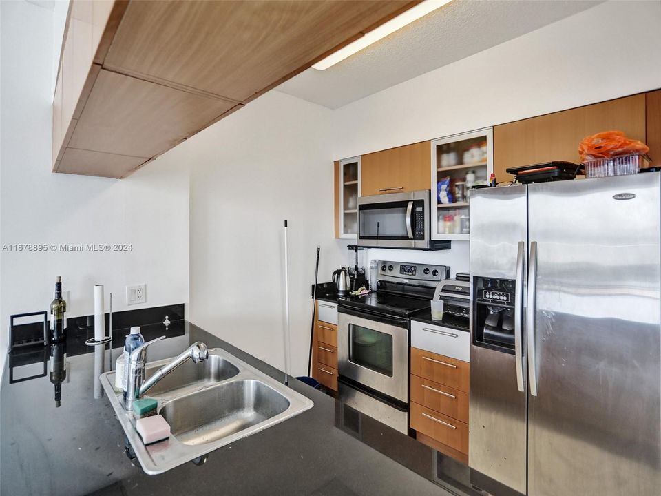 For Sale: $499,000 (1 beds, 1 baths, 791 Square Feet)