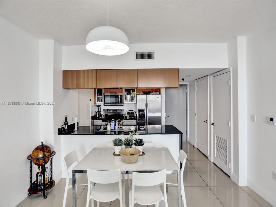 For Sale: $499,000 (1 beds, 1 baths, 791 Square Feet)