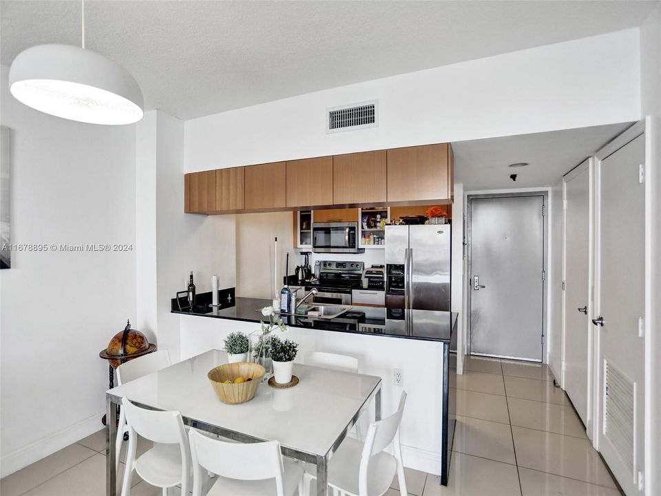 For Sale: $499,000 (1 beds, 1 baths, 791 Square Feet)