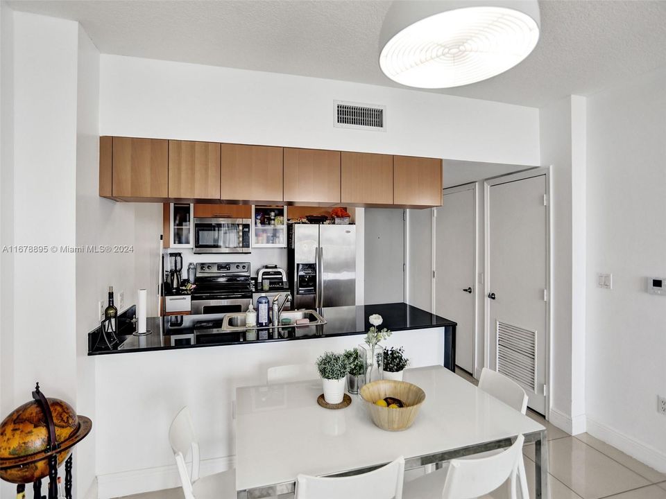 For Sale: $499,000 (1 beds, 1 baths, 791 Square Feet)