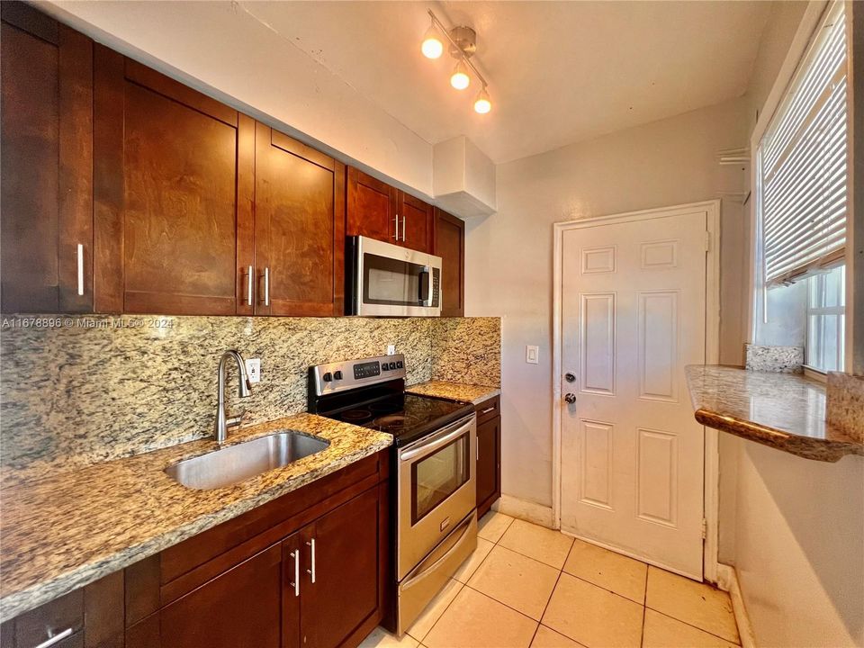 For Rent: $1,950 (2 beds, 1 baths, 850 Square Feet)