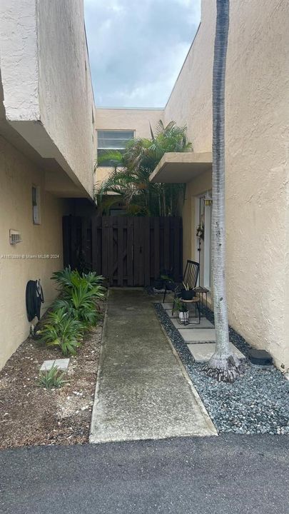 For Sale: $360,000 (2 beds, 1 baths, 954 Square Feet)