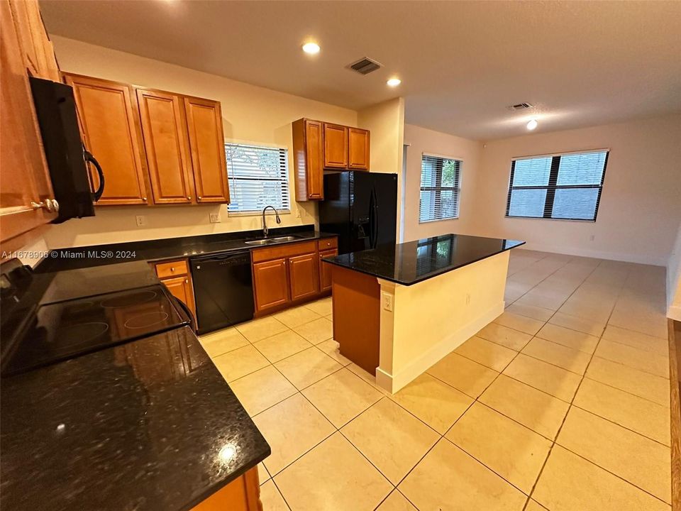 For Rent: $3,900 (3 beds, 2 baths, 1965 Square Feet)