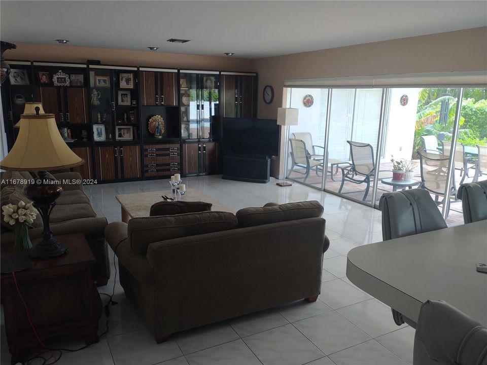 En Venta: $3,299,000 (4 camas, 3 baños, 2419 Pies cuadrados)