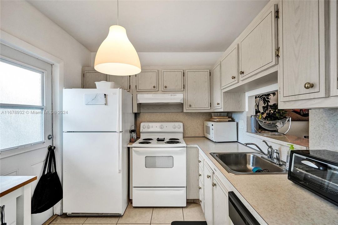 For Sale: $168,000 (2 beds, 2 baths, 944 Square Feet)