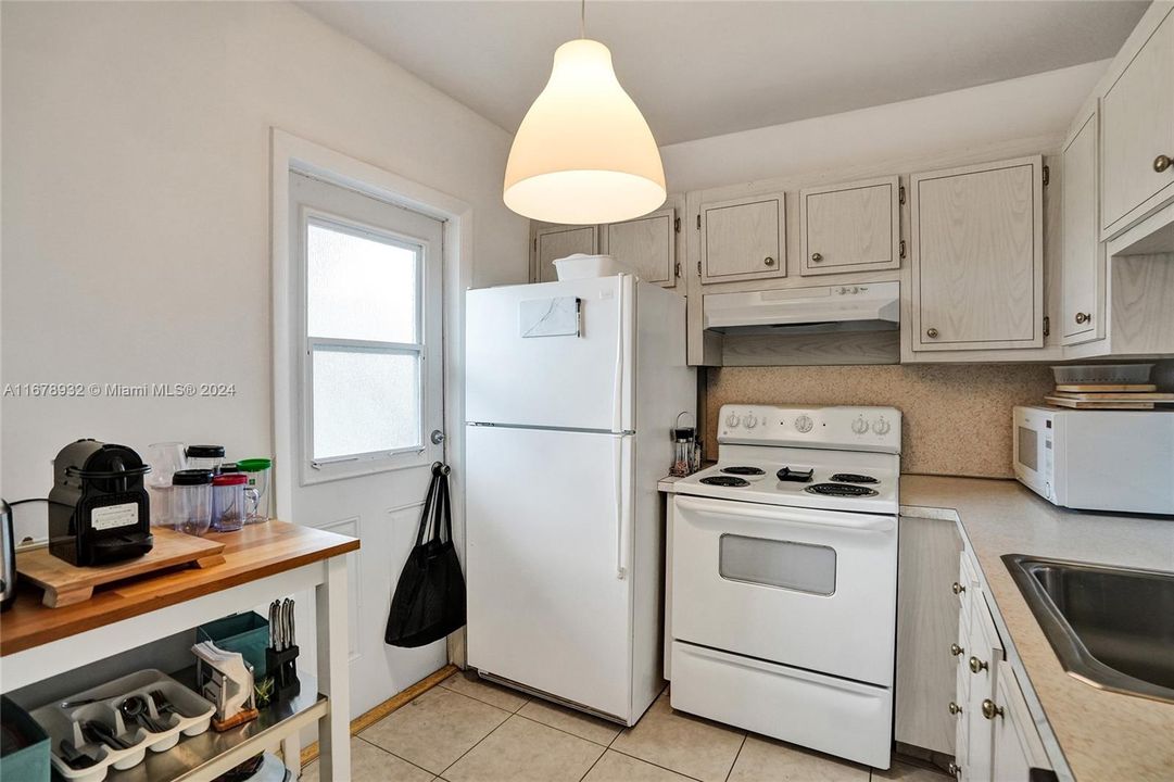 For Sale: $168,000 (2 beds, 2 baths, 944 Square Feet)