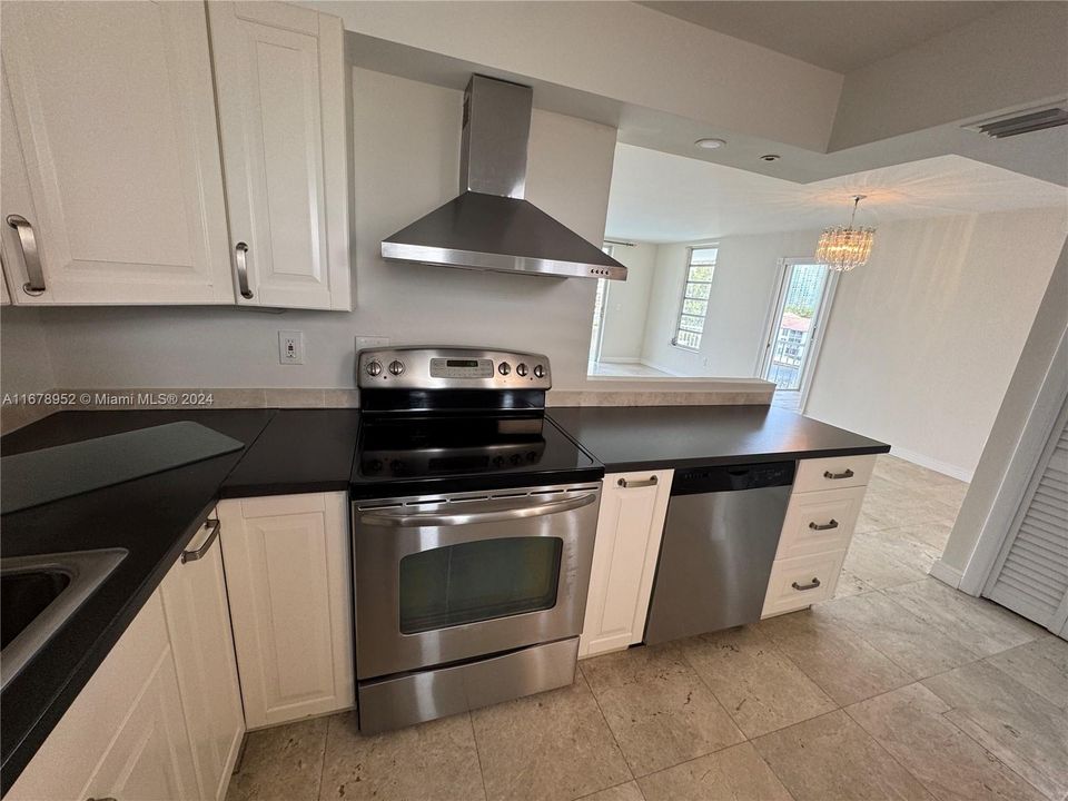 For Rent: $3,400 (2 beds, 2 baths, 1083 Square Feet)