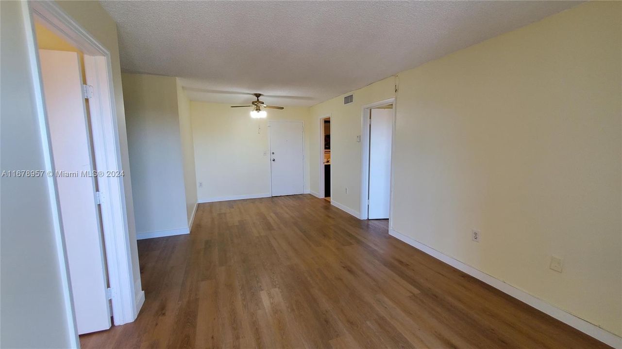 For Rent: $2,200 (2 beds, 1 baths, 728 Square Feet)