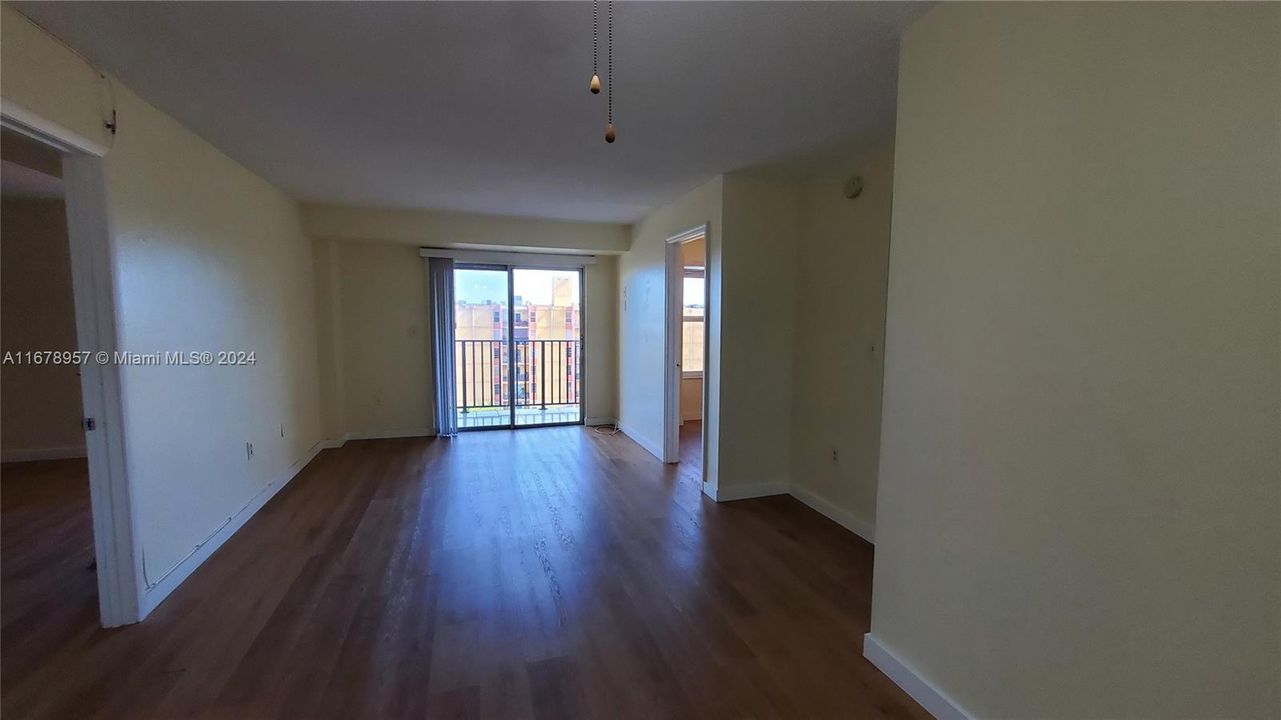 For Rent: $2,200 (2 beds, 1 baths, 728 Square Feet)