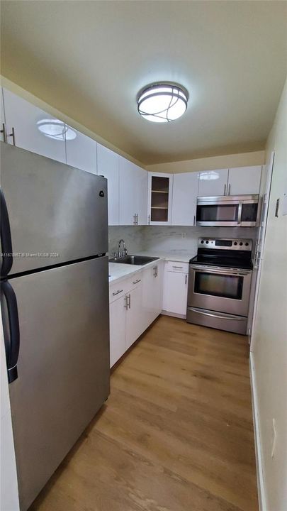 For Rent: $2,200 (2 beds, 1 baths, 728 Square Feet)