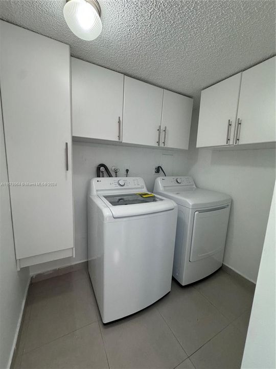 For Rent: $2,400 (2 beds, 2 baths, 910 Square Feet)