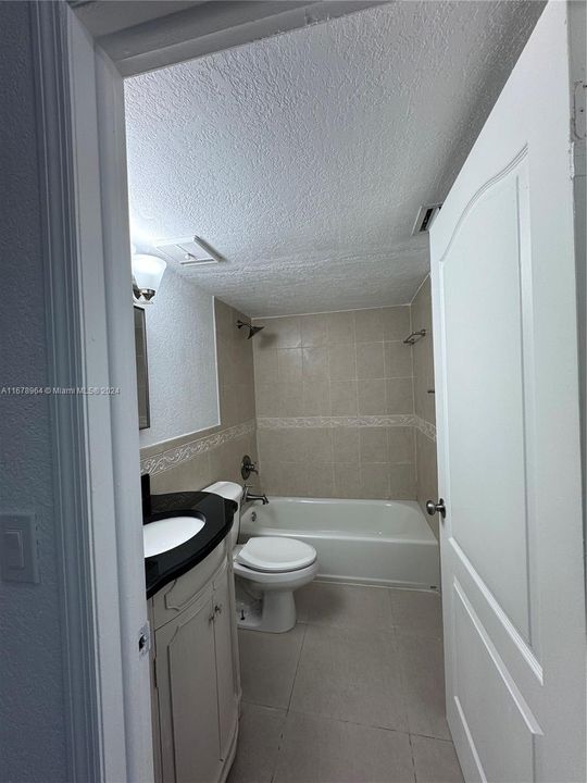 For Rent: $2,400 (2 beds, 2 baths, 910 Square Feet)