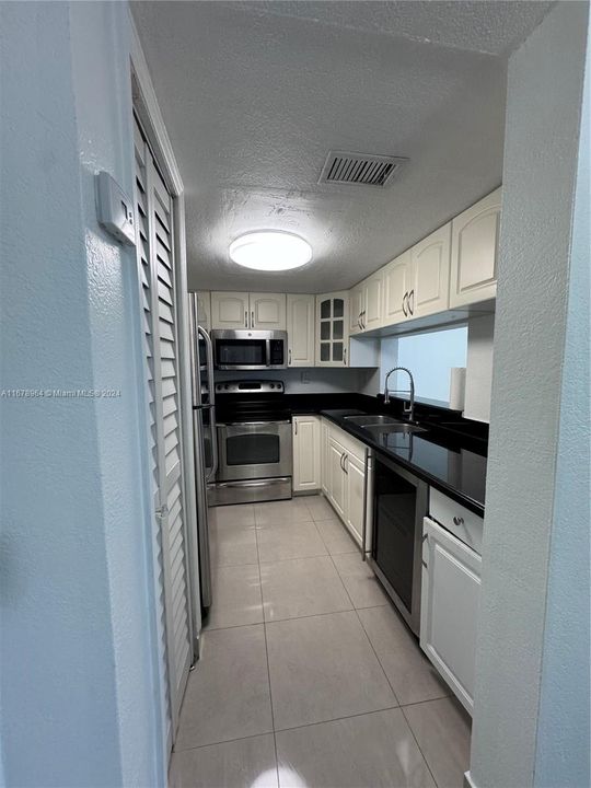 For Rent: $2,400 (2 beds, 2 baths, 910 Square Feet)