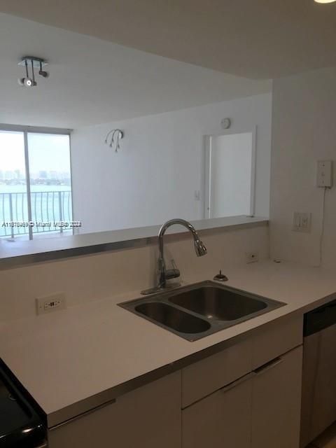 For Rent: $2,900 (2 beds, 2 baths, 1030 Square Feet)