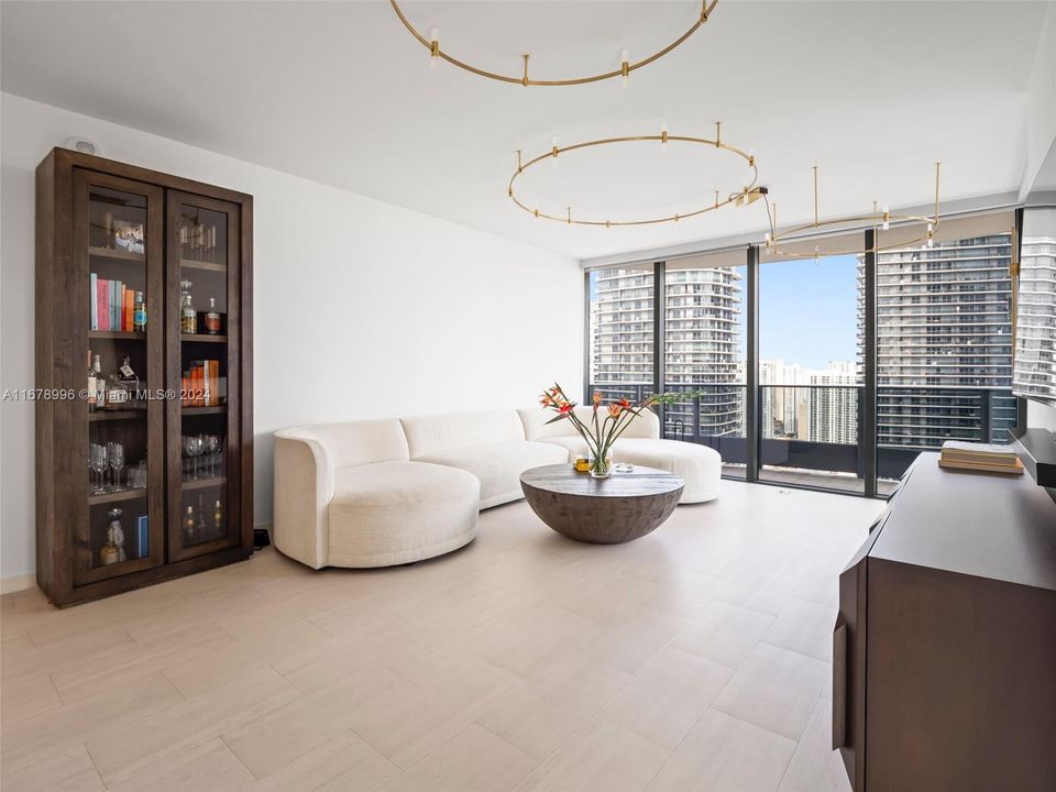 For Sale: $1,699,000 (2 beds, 2 baths, 1334 Square Feet)