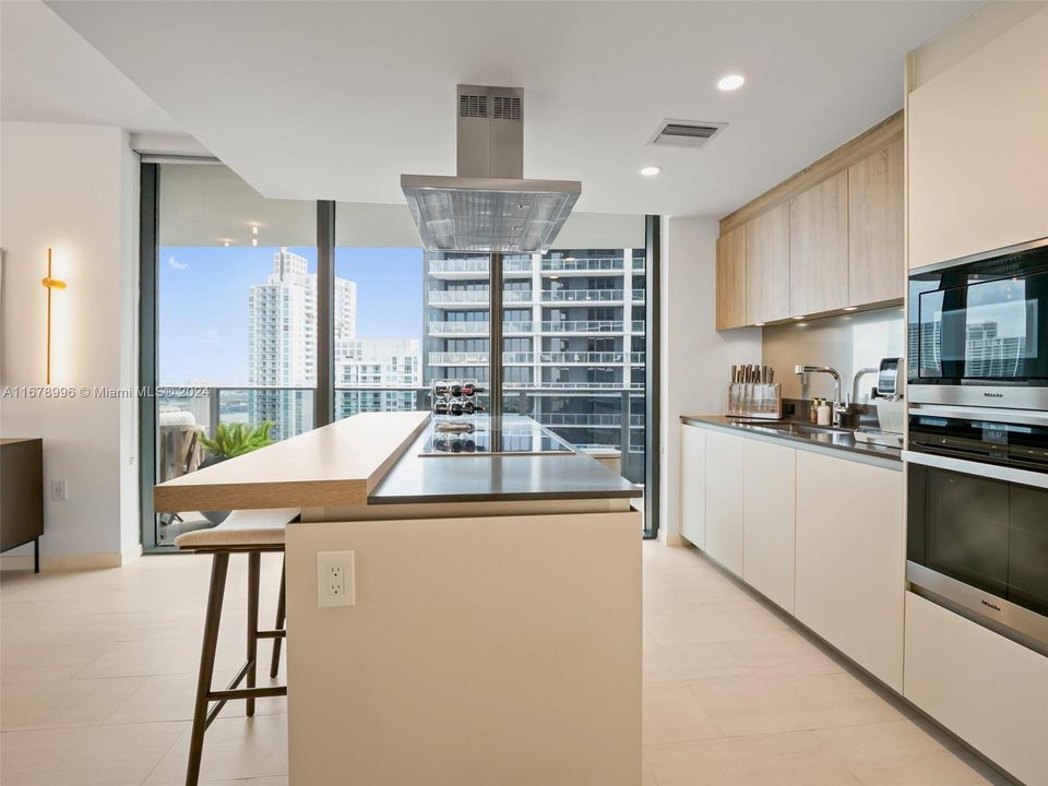 For Sale: $1,699,000 (2 beds, 2 baths, 1334 Square Feet)