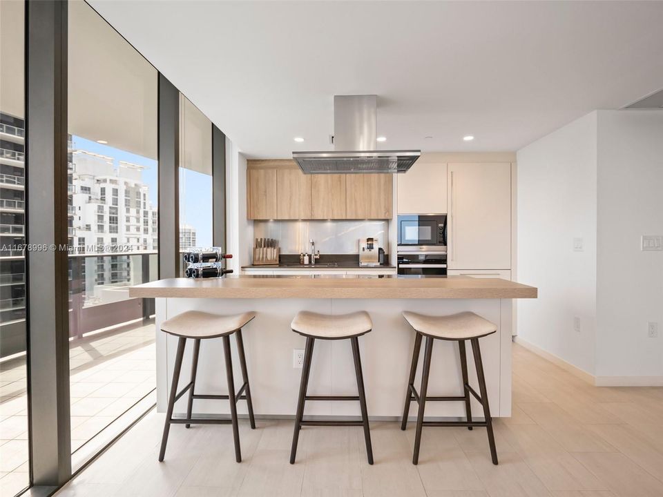 For Sale: $1,699,000 (2 beds, 2 baths, 1334 Square Feet)