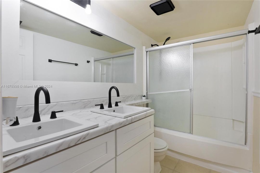 For Sale: $249,900 (2 beds, 2 baths, 905 Square Feet)