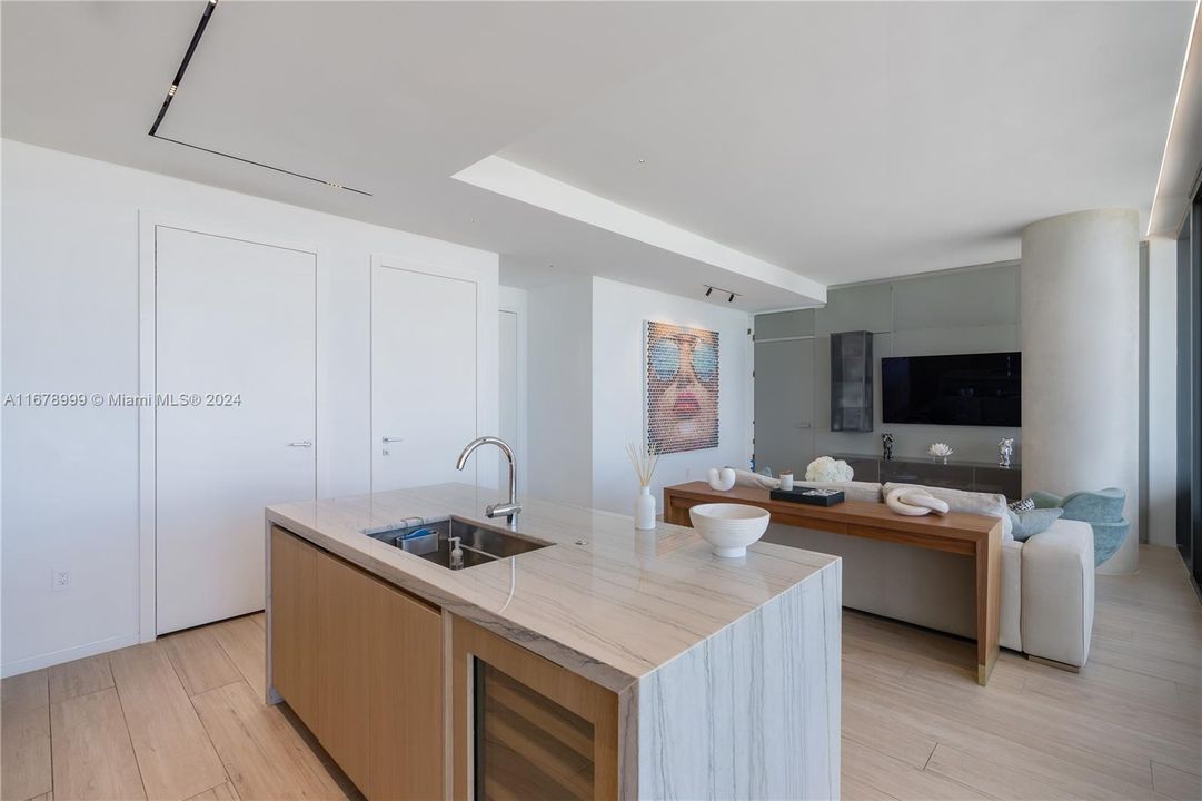 For Sale: $2,100,000 (1 beds, 1 baths, 851 Square Feet)