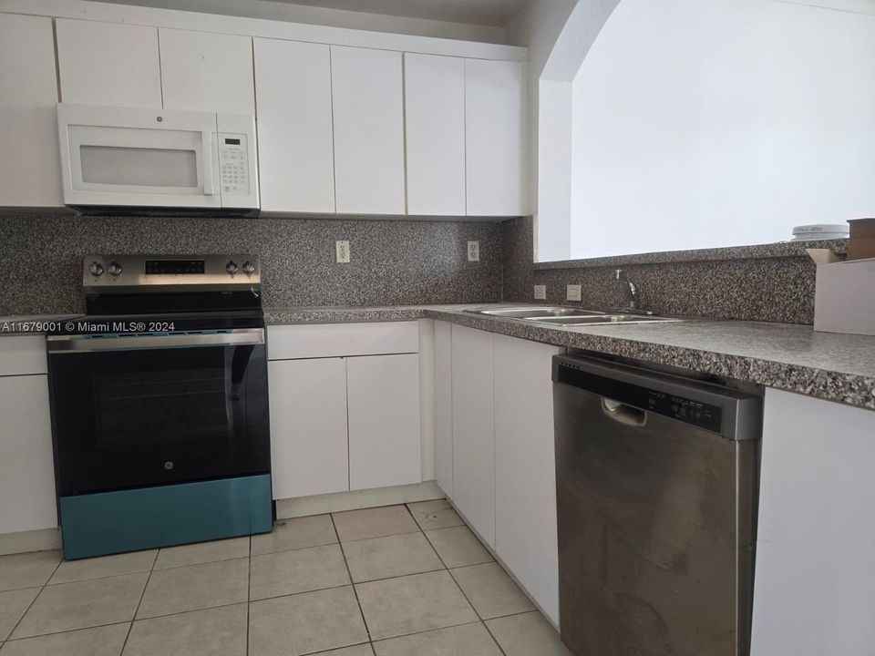 For Rent: $2,800 (3 beds, 2 baths, 1260 Square Feet)