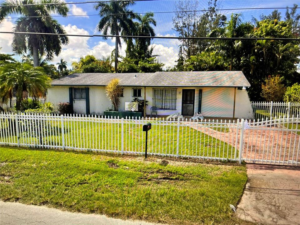 For Sale: $725,000 (3 beds, 2 baths, 1225 Square Feet)