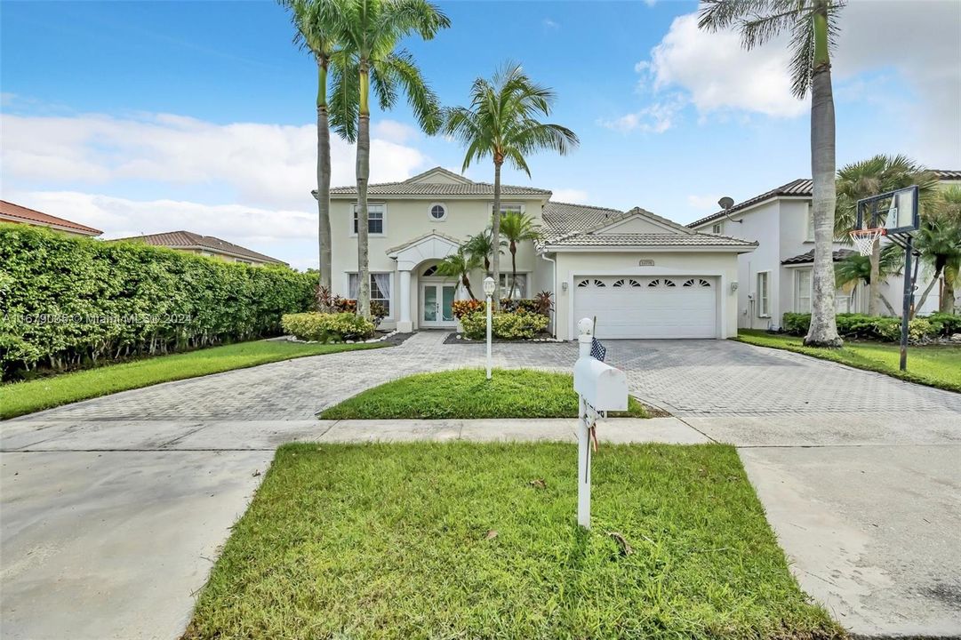 For Sale: $1,050,000 (5 beds, 2 baths, 2890 Square Feet)