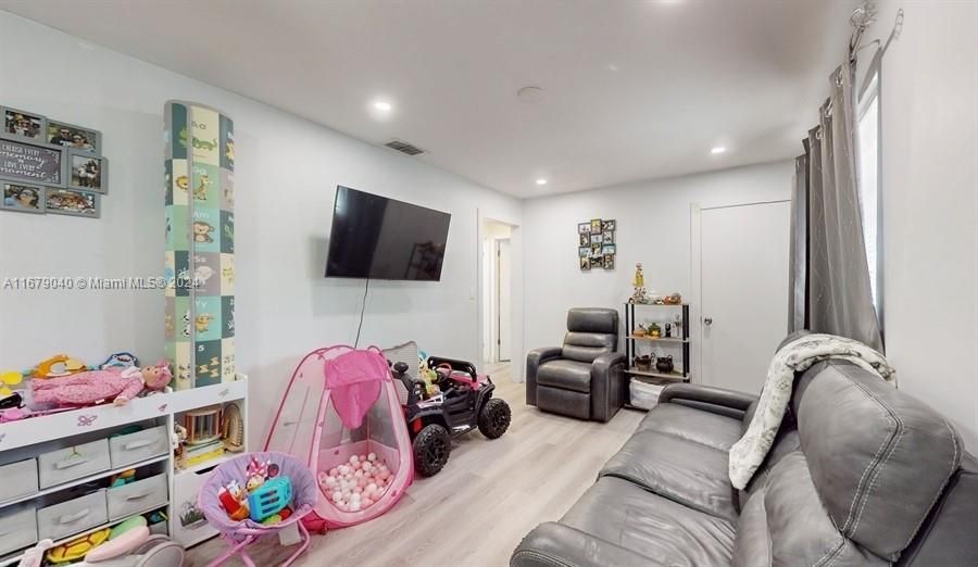 For Sale: $565,000 (3 beds, 2 baths, 1012 Square Feet)