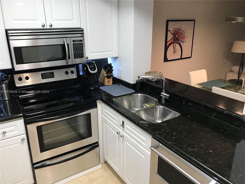 For Sale: $625,000 (1 beds, 1 baths, 820 Square Feet)