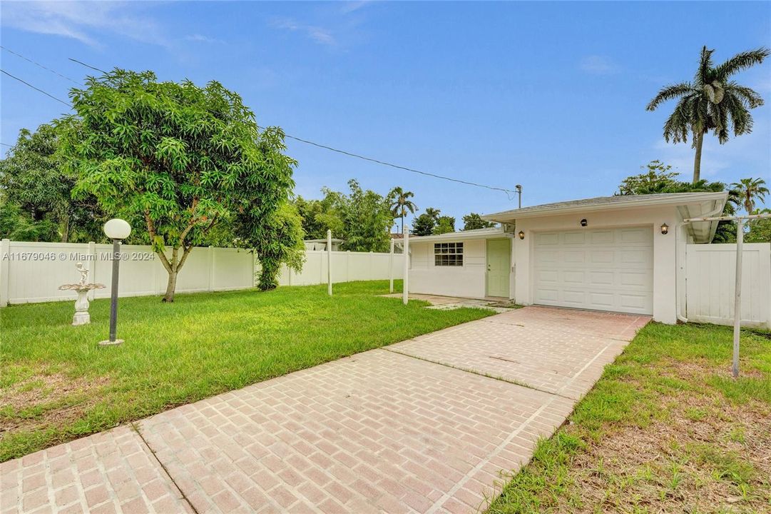 For Sale: $749,000 (3 beds, 2 baths, 1581 Square Feet)