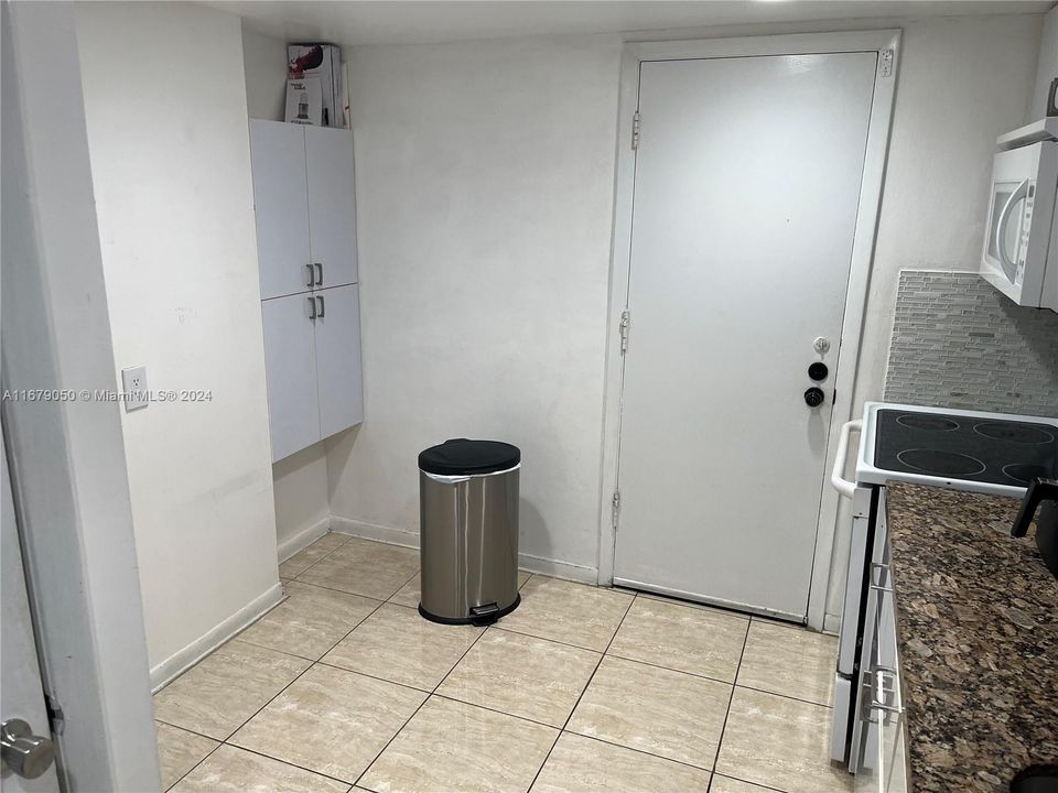 For Rent: $2,550 (1 beds, 1 baths, 884 Square Feet)