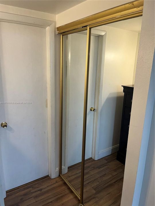 For Rent: $2,550 (1 beds, 1 baths, 884 Square Feet)