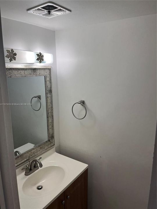 For Rent: $2,550 (1 beds, 1 baths, 884 Square Feet)