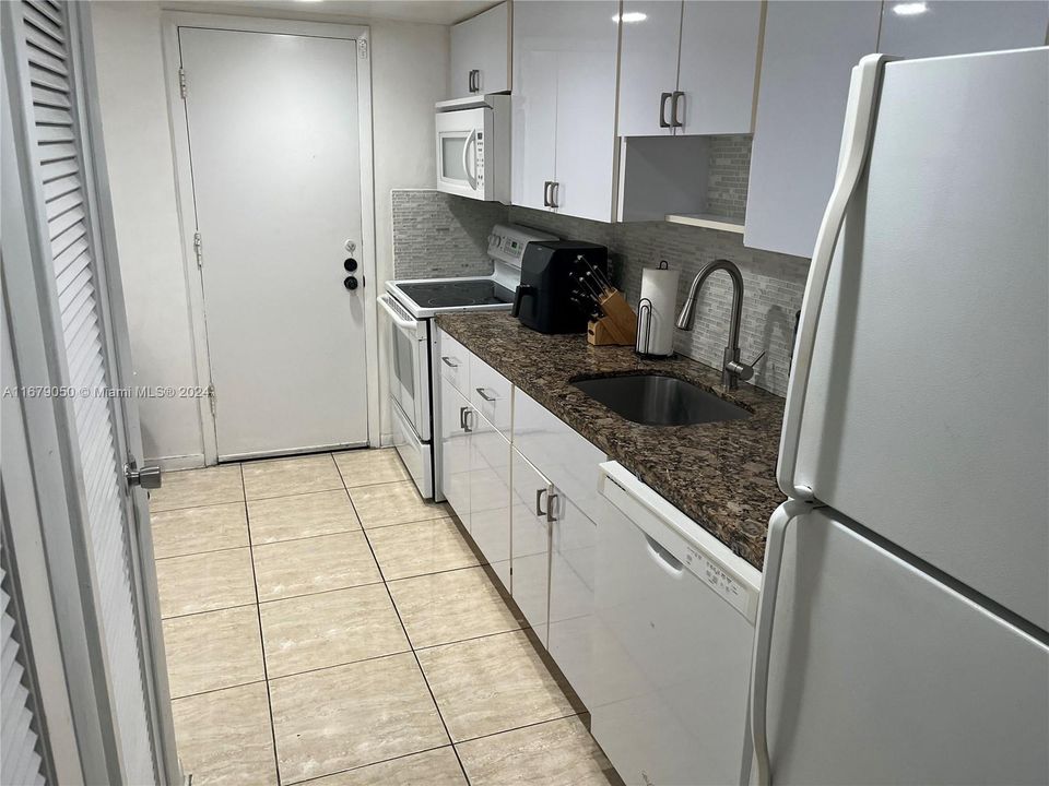 For Rent: $2,550 (1 beds, 1 baths, 884 Square Feet)