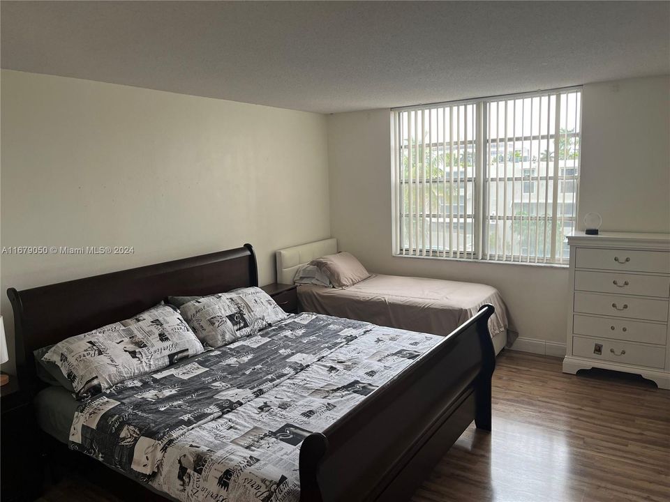 For Rent: $2,550 (1 beds, 1 baths, 884 Square Feet)