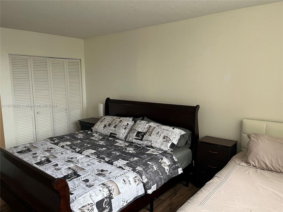 For Rent: $2,550 (1 beds, 1 baths, 884 Square Feet)