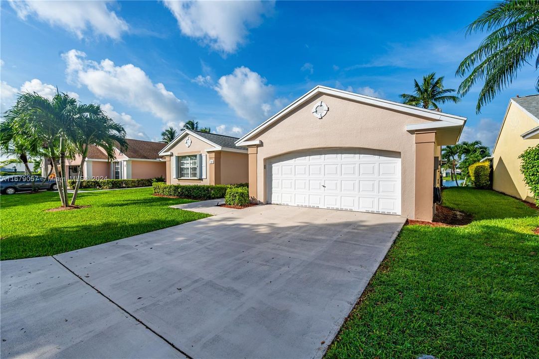 For Sale: $400,000 (3 beds, 2 baths, 1548 Square Feet)