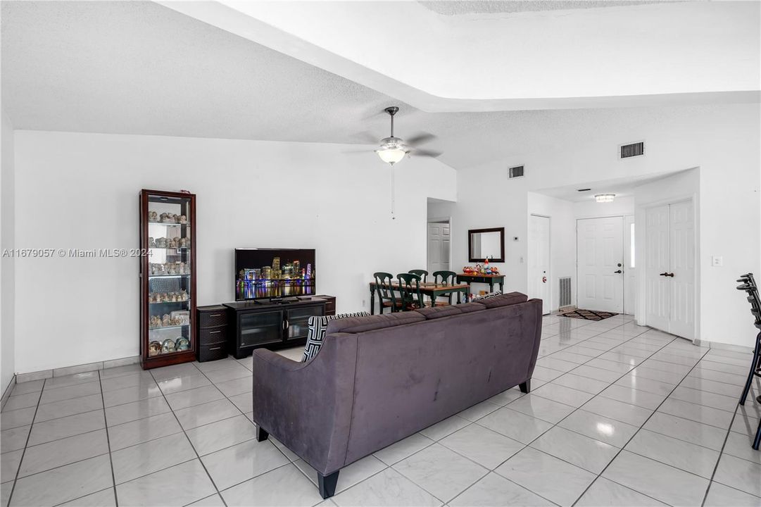 For Sale: $400,000 (3 beds, 2 baths, 1548 Square Feet)