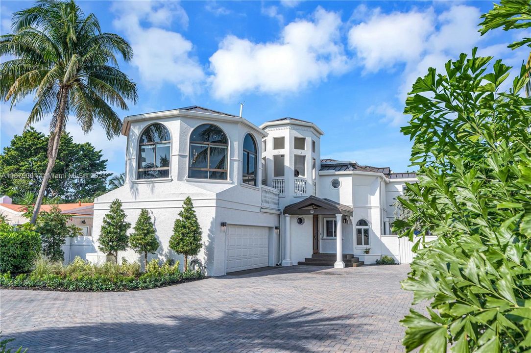 For Sale: $4,900,000 (5 beds, 5 baths, 3773 Square Feet)