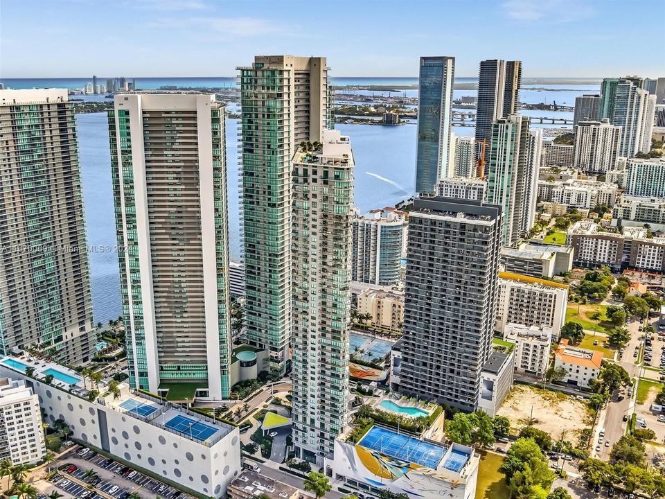 Recently Sold: $615,000 (2 beds, 2 baths, 944 Square Feet)