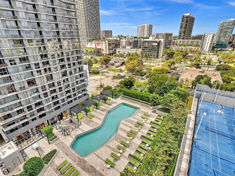 Recently Sold: $615,000 (2 beds, 2 baths, 944 Square Feet)