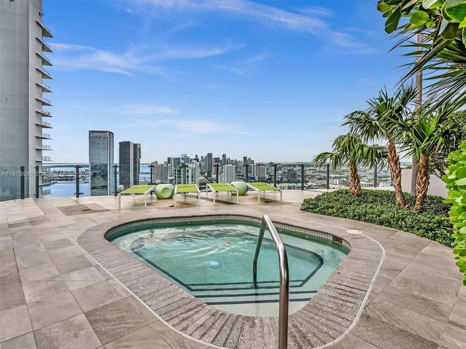 Recently Sold: $615,000 (2 beds, 2 baths, 944 Square Feet)