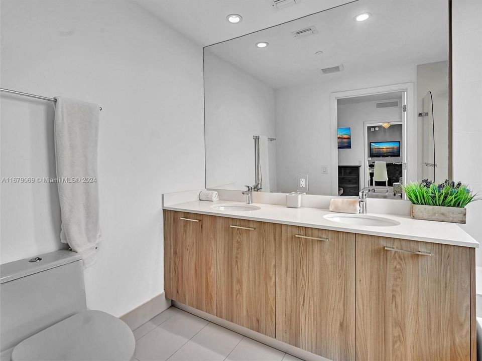 Recently Sold: $615,000 (2 beds, 2 baths, 944 Square Feet)