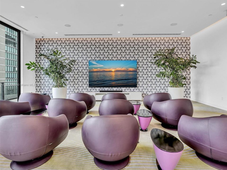 Recently Sold: $615,000 (2 beds, 2 baths, 944 Square Feet)