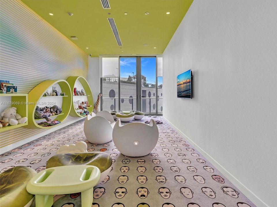 Recently Sold: $615,000 (2 beds, 2 baths, 944 Square Feet)