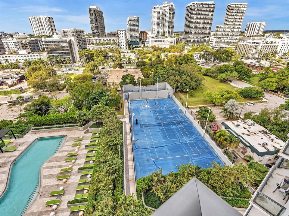 Recently Sold: $615,000 (2 beds, 2 baths, 944 Square Feet)