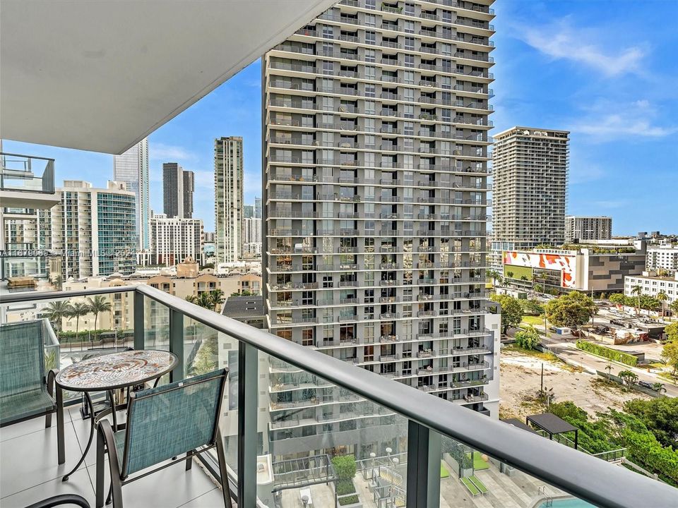 Recently Sold: $615,000 (2 beds, 2 baths, 944 Square Feet)