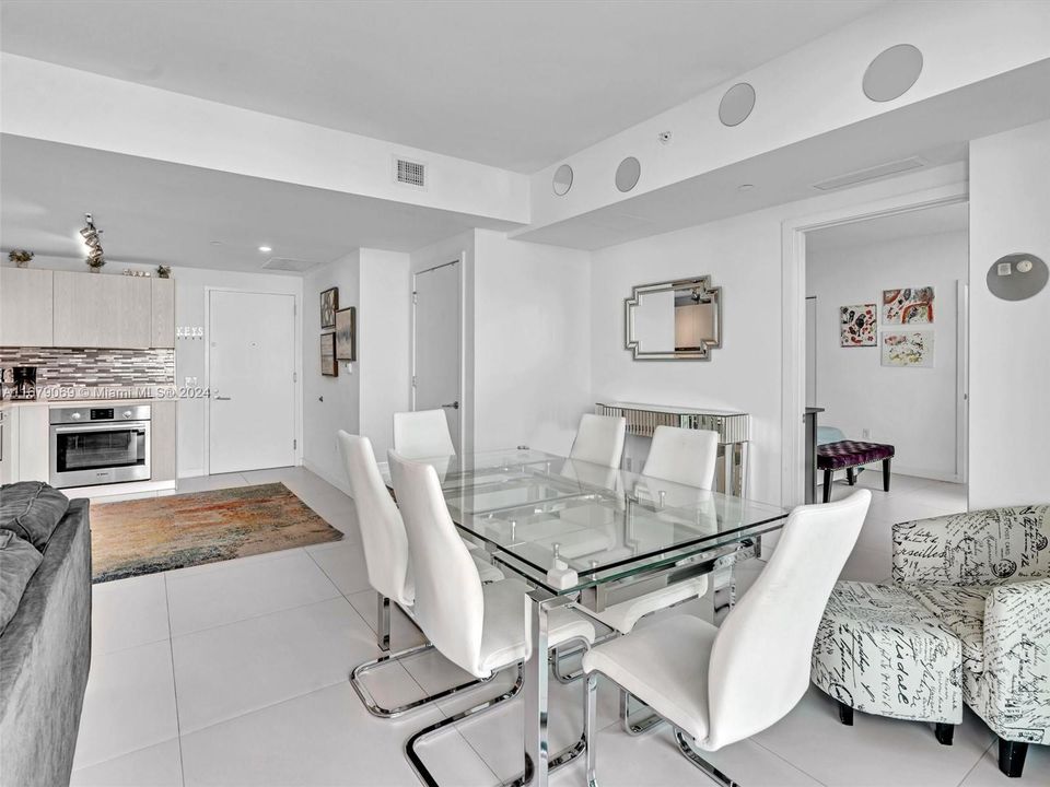 Recently Sold: $615,000 (2 beds, 2 baths, 944 Square Feet)