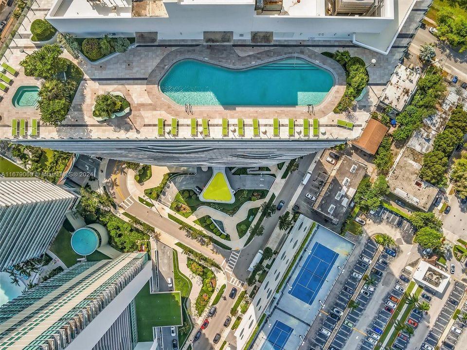 Recently Sold: $615,000 (2 beds, 2 baths, 944 Square Feet)