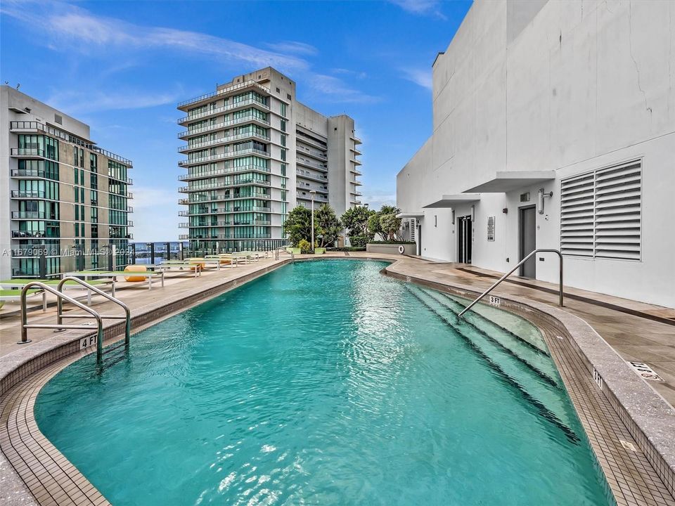 Recently Sold: $615,000 (2 beds, 2 baths, 944 Square Feet)