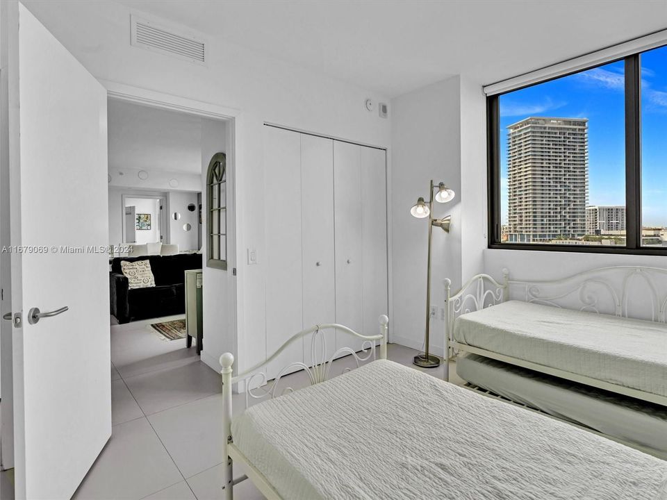 Recently Sold: $615,000 (2 beds, 2 baths, 944 Square Feet)